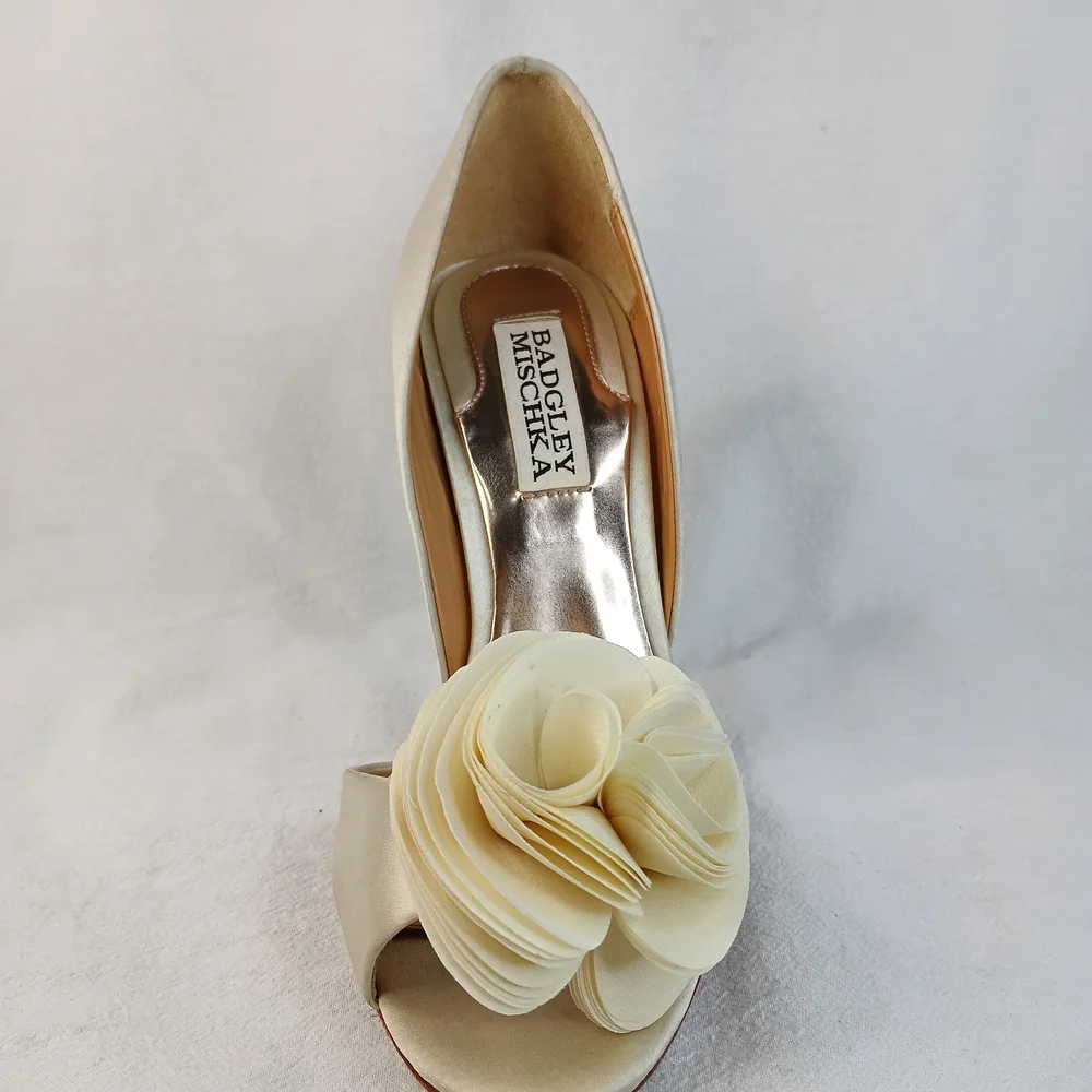 Badgley Mischka Cream Heels with Floral Detail Size 5.5 M